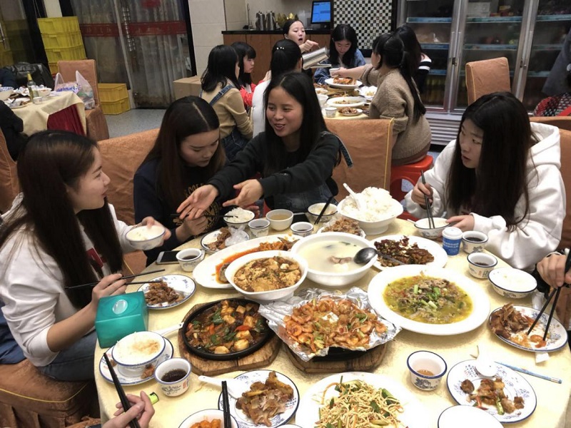 通过此次社会实践,同学们体会到了父母赚钱的不易和辛苦,熟悉了企业