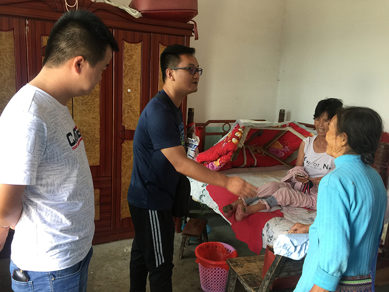 曾杨剑(左二)到贫困群众家中入户走访.jpg 曾杨剑(左二)到贫困群众家中入户走访.jpg