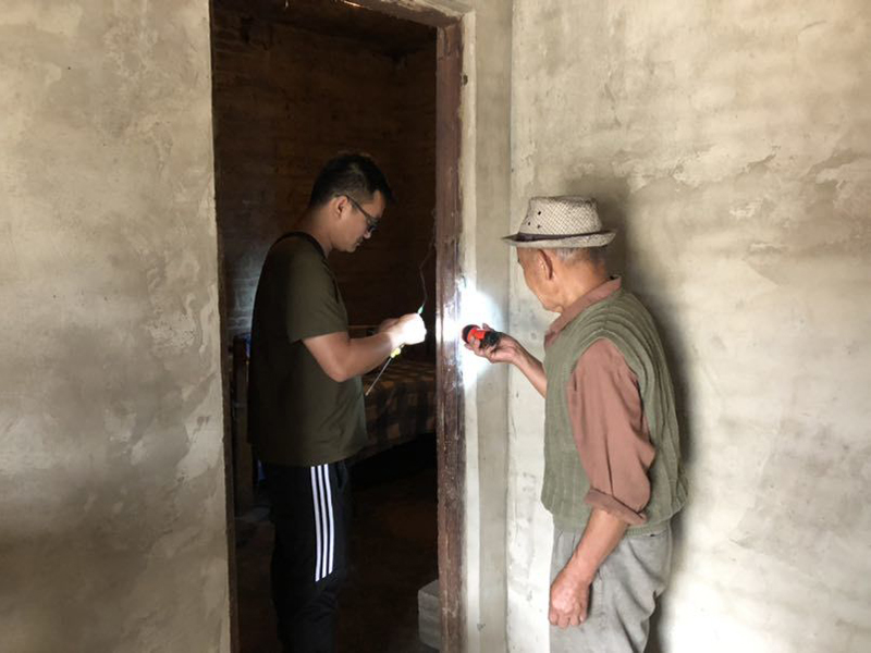 曾杨剑(左)到贫困群众家中入户走访.jpg 曾杨剑(左)到贫困群众家中入户走访.jpg