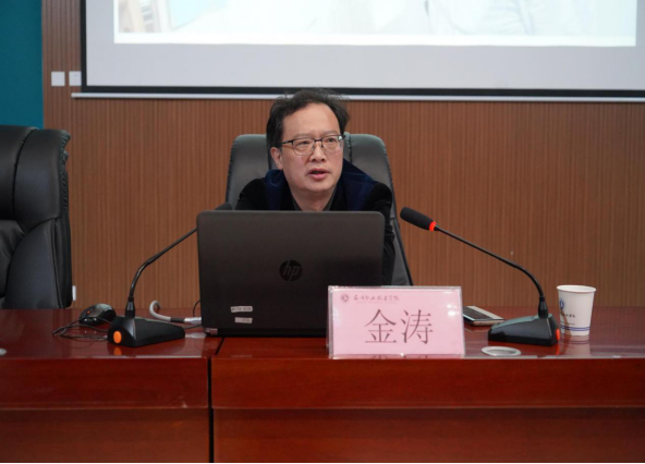 开班仪式后,安顺市委党校副校长,讲师团副团长金涛为我院广大辅导员